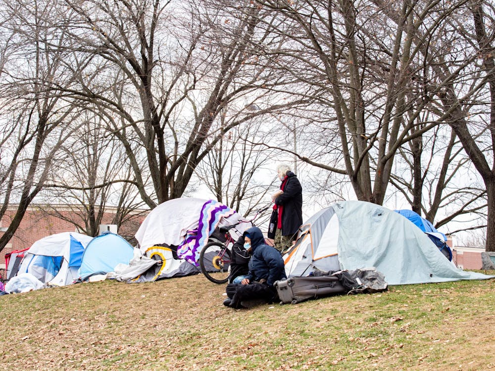 12月8日，在位于第二大街西侧100号的神学院公园内，搭建起了帐篷。布卢明顿公园管理委员会(Bloomington Board of Park commissioner)否决了一项政策更改，该政策将禁止未经许可的任何时间在任何城市建筑或财产上露营。