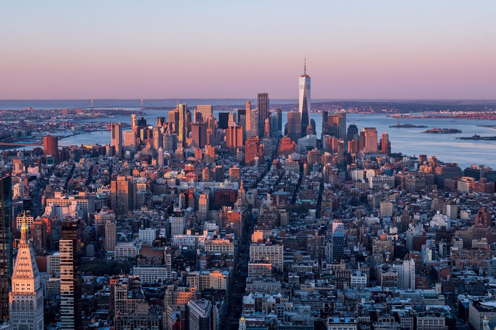 2021年4月3日，在纽约帝国大厦86层的观景台上，可以看到曼哈顿的天际线。