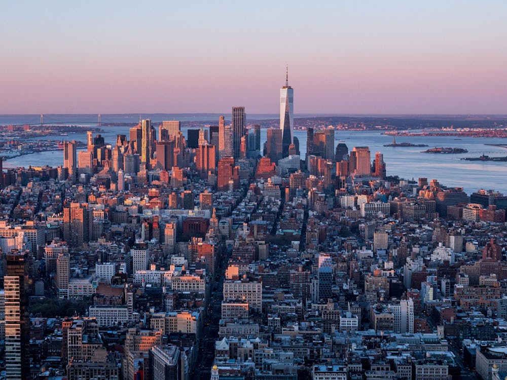 2021年4月3日，在纽约帝国大厦86层的观景台上，可以看到曼哈顿的天际线。