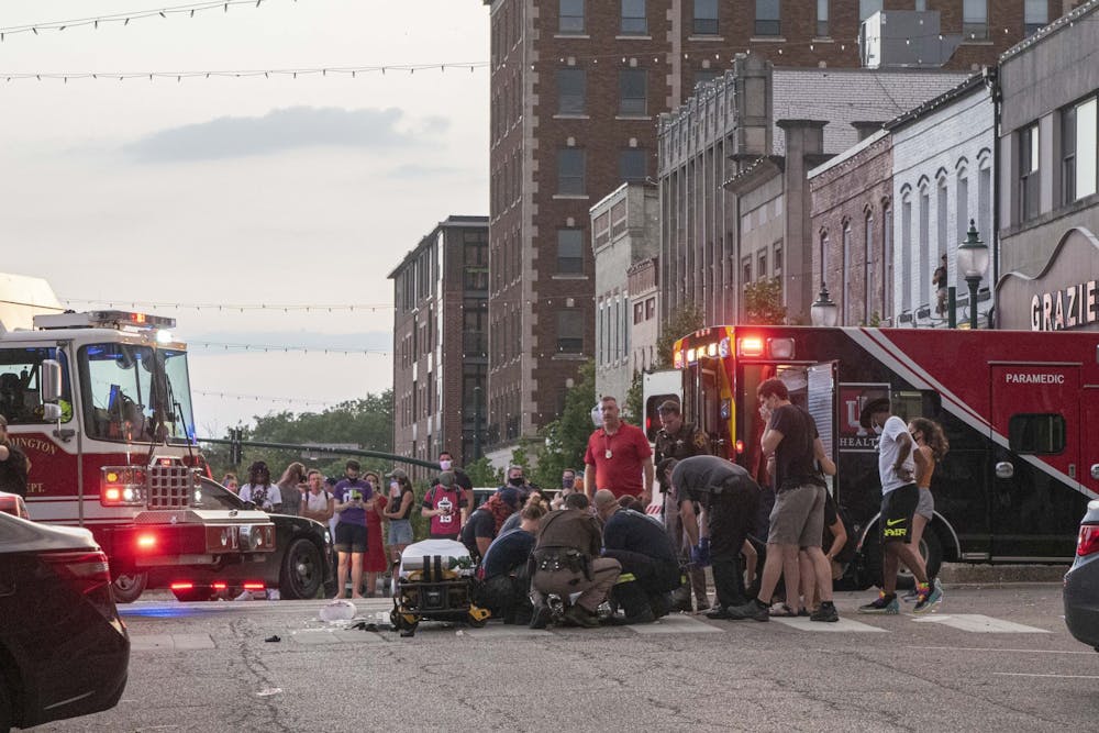 7月6日，在布卢明顿市中心的抗议活动刚刚结束后，医护人员、消防队员和执法人员趋向于一名被汽车撞倒的抗议者。这辆车在撞倒多名抗议者后迅速开走，并将他们顶在引擎盖上，最后他们被甩了出去