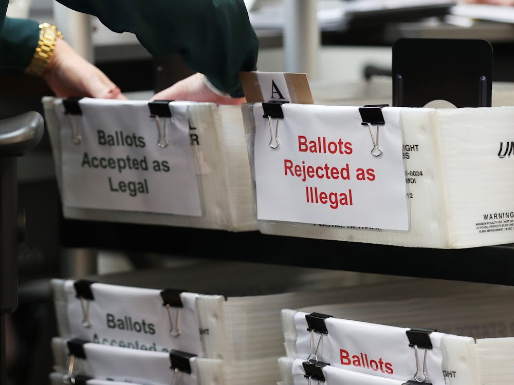 邮寄选票箱放在架子上。﻿美国最高法院维持了宾夕法尼亚州最高法院10月19日的一项裁决，该裁决允许邮寄选票在11月6日之前进行清点。