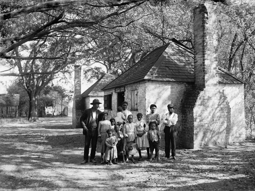 大约1907年，一个黑人家庭在佐治亚州萨凡纳的隐士种植园摆姿势拍照。