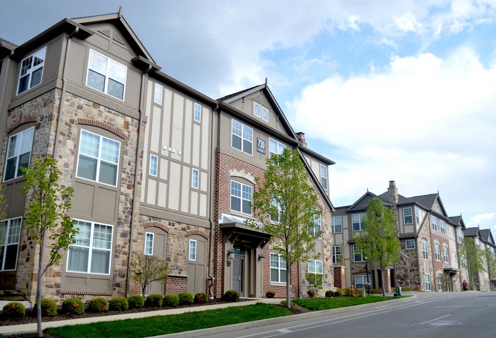 4月21日，核桃街出现了核桃公寓的城市公寓。布卢明顿市议会(Bloomington City Council)通过了一项修正案，对在单一住宅社区开发复式住宅进行了某些限制。