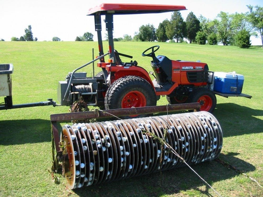 生皮高尔夫球公司收集在池塘底部丢失的高尔夫球并转卖它们。滚轮与拖拉机连接，收集水下球