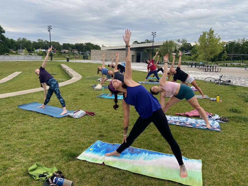 参与者在户外做瑜伽。热室瑜伽工作室为国际瑜伽日举办了免费课程。