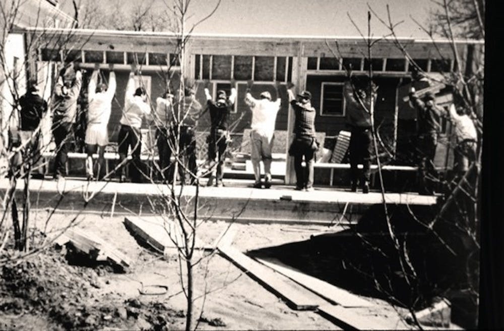 1990年，一名修复人员安装了连接齐格勒住宅和吉尔斯特拉普住宅的餐厅通风墙。Ziegler House是1883年由毛雷尔法学院院长威廉·罗杰斯建造的