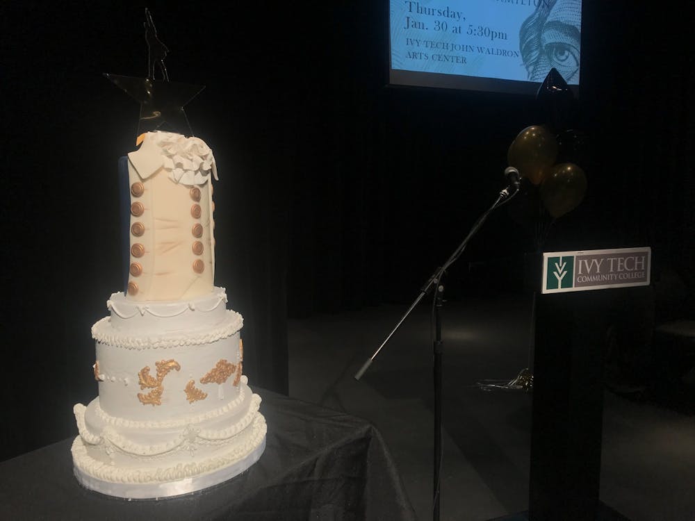 1月30日，常春藤理工大学约翰·沃德伦艺术中心的桌子上摆着一块蛋糕。该活动是亚历山大·汉密尔顿的庆典，纪念汉密尔顿'；她1月11日生日。