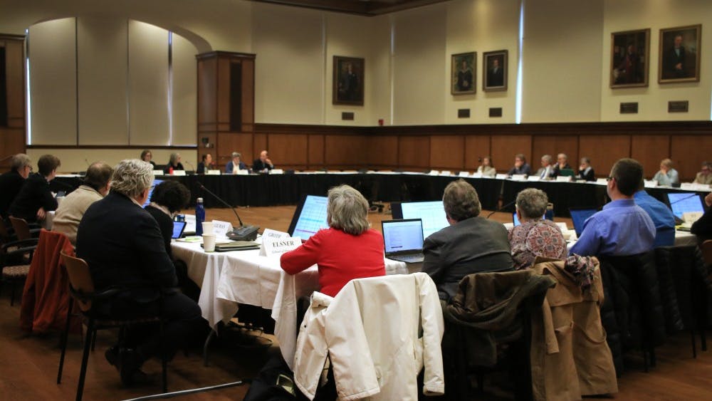 布卢明顿学院理事会于2月19日在富兰克林大厅的校长大厅举行会议；