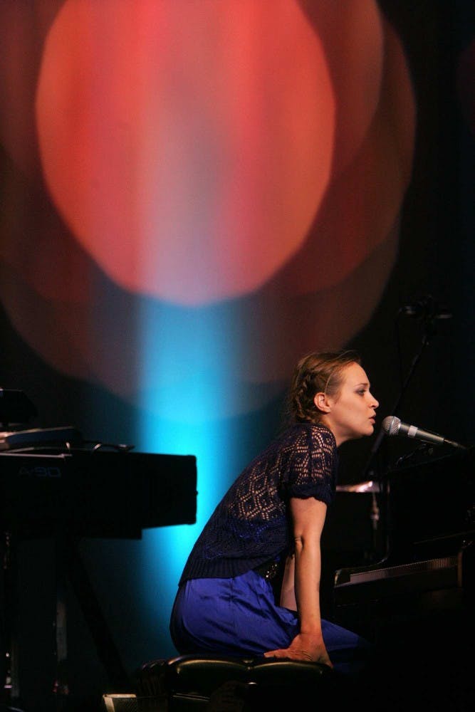 ENTER MUS-APPLE-REVIEW 1 LA