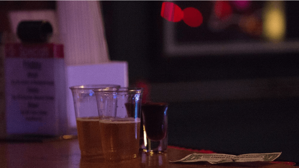 楼上酒吧有酒水供应。2016年10月29日星期六午夜过后，印地安那大学的学生们盛装外出参加派对或去酒吧喝酒。