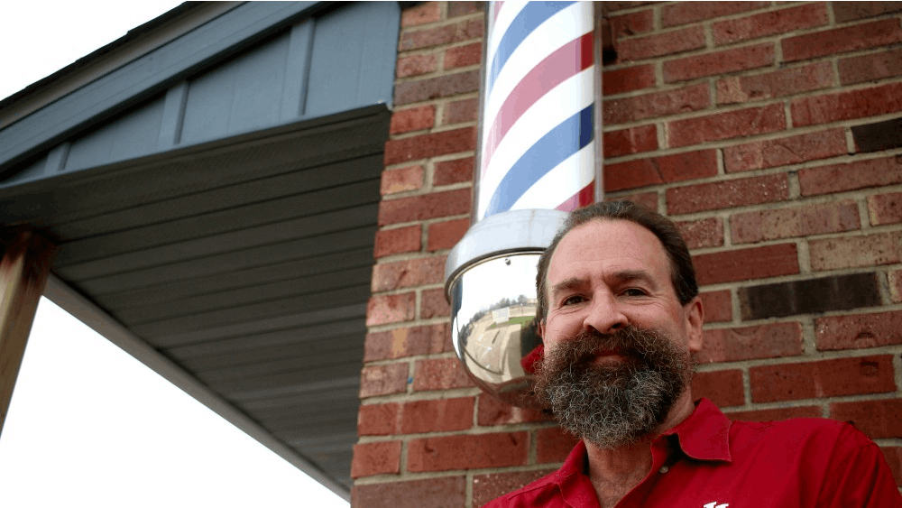 10月12日，弗兰克·梅多斯站在比尔的理发店外。Meadows剪掉马蹄铁的头发已经有30多年了，包括IU主席Michael McRobbie的头发；