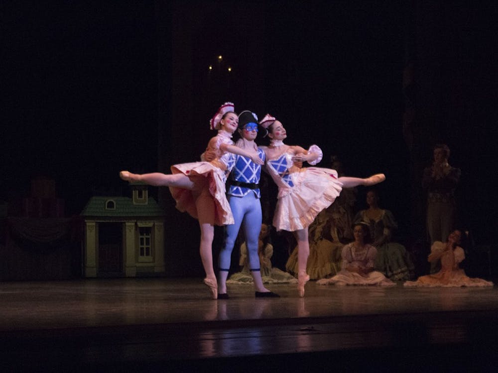 在《胡桃夹子》中，塞西莉亚·扎内、里斯·康拉德和杰丁·达尔伯格像洋娃娃一样跳舞。该剧将于11月30日、12月1日、2日下午7时30分、2日、3日下午2时在音乐艺术中心上演。