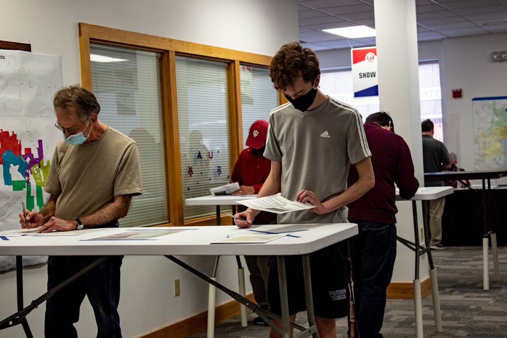选民在10月6日门罗县提前投票的第一天填写选票；这是唯一的提前投票地点。由于提前投票人数众多，提前投票时间已经延长。