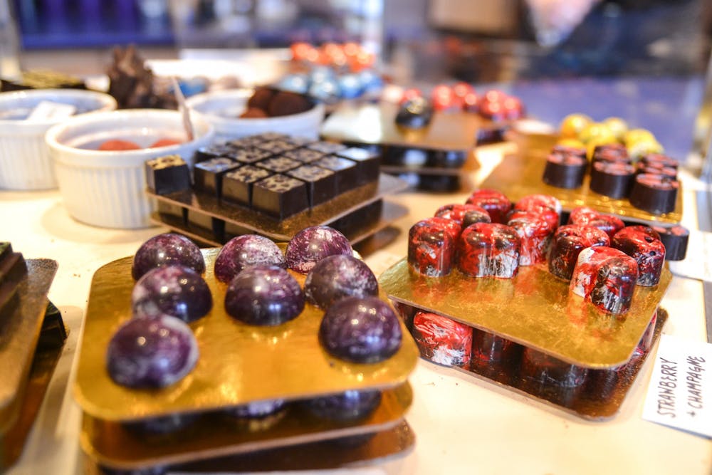 一堆巧克力放在柜台上。2月，布卢明顿社区将庆祝“巧克力月”。举办各种巧克力主题活动。