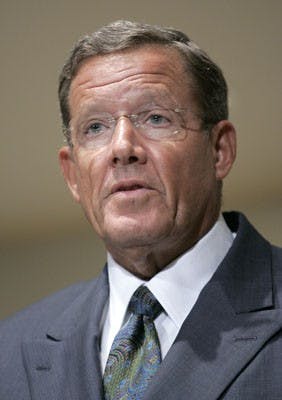 Smithsonian Director Resigns