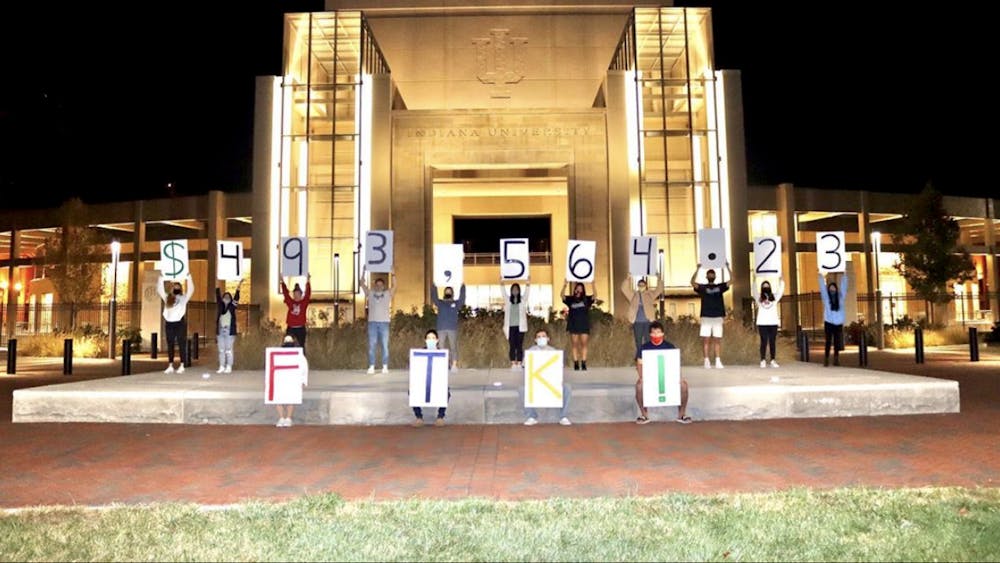 印第安纳大学舞蹈马拉松的成员们周五早上在纪念体育场外为周四的希望日做最后展示。IUDM在希望日总共募集了493564.23美元。