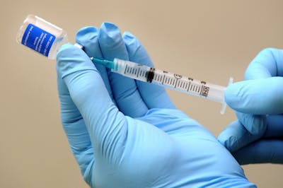 Un Vaccin Contre La Grippe H1N1 Est Tiré Dans Une Clinique Médicale De Troupes.