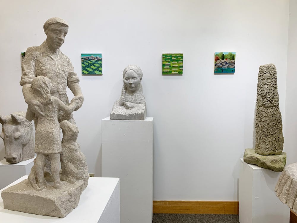 布卢明顿手工画廊的“石灰岩庆典:采石场和雕刻家”展出了12位支持印第安纳石灰岩研讨会的艺术家的作品。