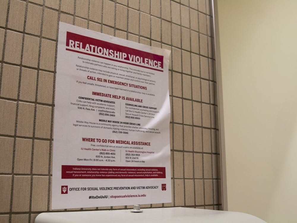&引用；它'；“s在我们身上”；传单张贴在IU'上的许多浴室；s校园。一个性不端行为学生工作组发布了关于IU性不端行为政策的建议。