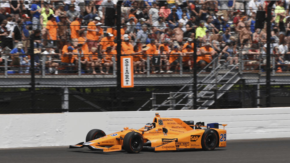 费尔南多-阿隆索在2017年印第安纳波利斯500赛中领跑。2021年印第安纳波利斯500赛于周日举行。