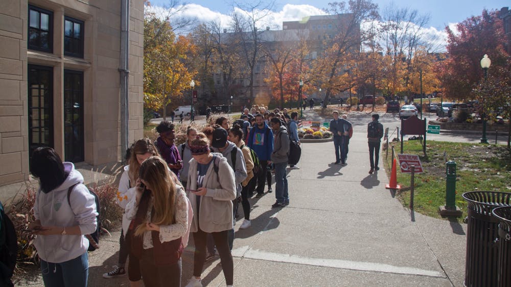 2018年11月6日，学生们在印第安纳州纪念联盟外排队投票。为了表彰印第安纳大学在去年中期选举的十大投票挑战中所做的努力，印第安纳大学因其出色的学生选民参与而被授予银色校园印章。
