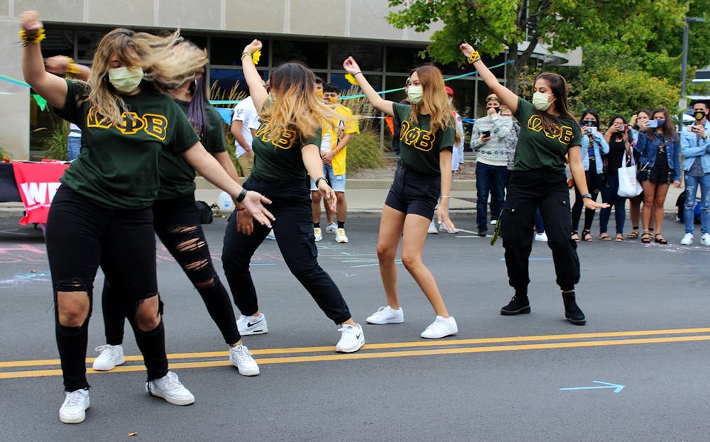 欧米茄Phi Beta Sorority的成员，纳入了第15届年度嘉年华奥顿·奥托涅·奥托涅省东柯伍德大道的9月26日进行舞蹈常规。