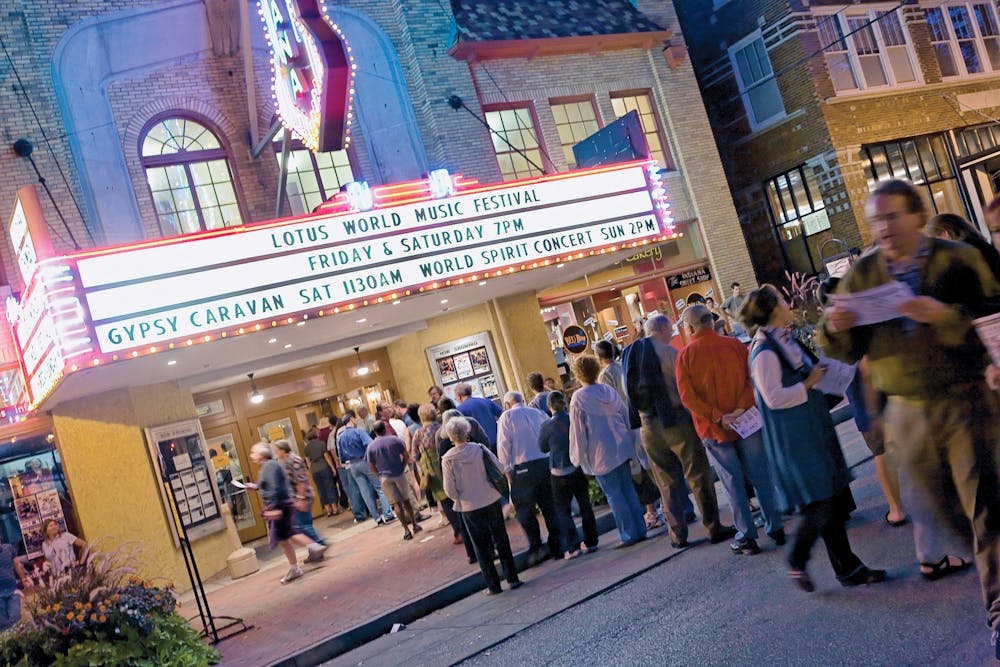 2012年9月30日，荷花世界音乐艺术节期间，观众们在巴斯克-查姆利剧院等待聆听阿纳特·科恩四重奏。莲花教育艺术基金会将于周四晚在鹿园庄园举办“莲花之夜”活动，该活动将以现场音乐、食物和奖品为特色。