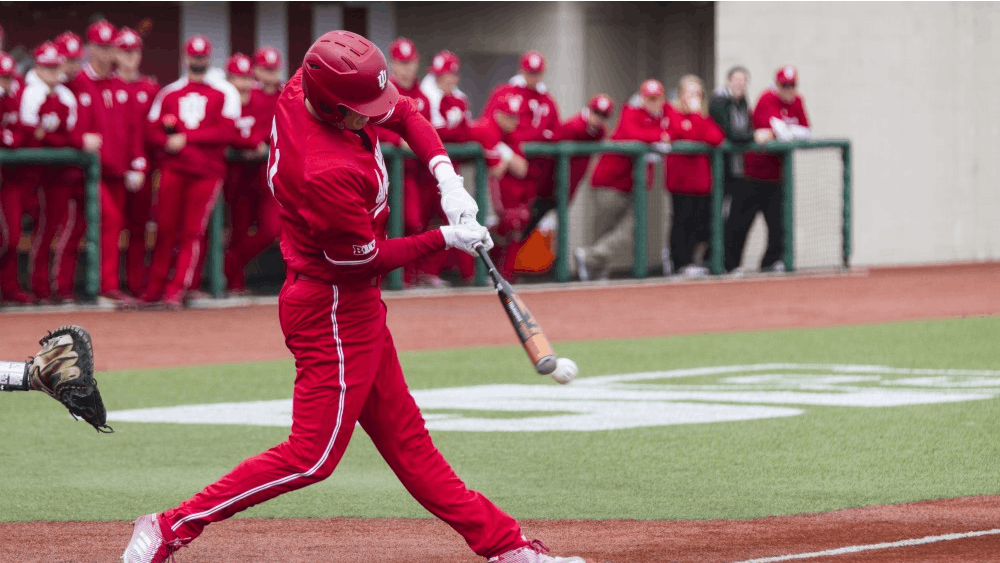 资深外野手洛根·索尔斯在4月15日巴特·考夫曼球场对西北大学的比赛中击出一记打点单打。索尔斯只是本赛季参加职业棒球比赛的众多前美国职业棒球联盟球员之一。