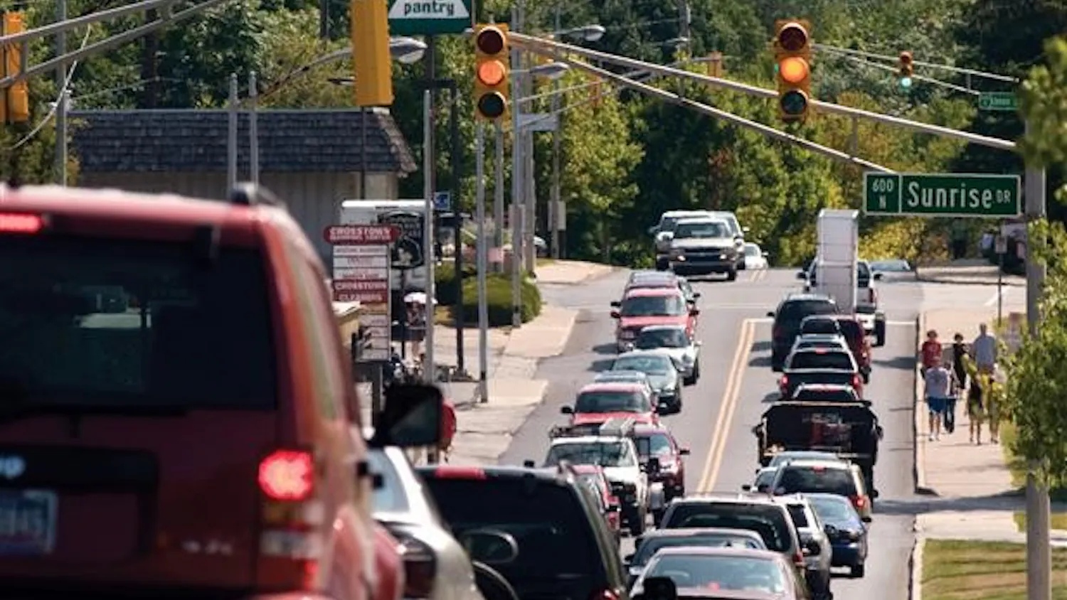 Vehicles slowly flow east on 10th Street on Wednesday near the intersection with Sunrise Drive. Traffic along 10th Street was backed up much of the morning and early afternoon as students and parents made their way to IU for move in day.