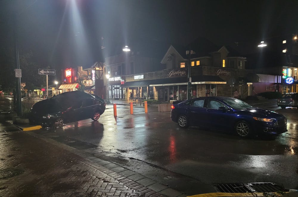 汽车坐在街上被洪水灾害周五晚上在Kirkwood Ave. Bloomington居民可以安排上周末从Bloomington公共工程部门卫生部门的上周末安排与洪水有关的物品。