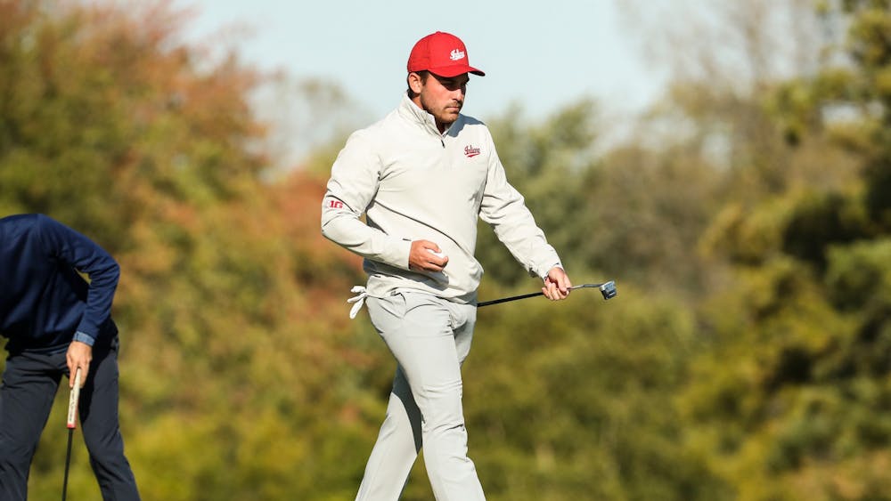Brock Ochsenreiter于2019年在印第安纳州卡梅尔的曲棍高尔夫球场举行的曲棍邀请赛上击球后走路。奥克森雷特在青年时期被评为学术界十大人物。