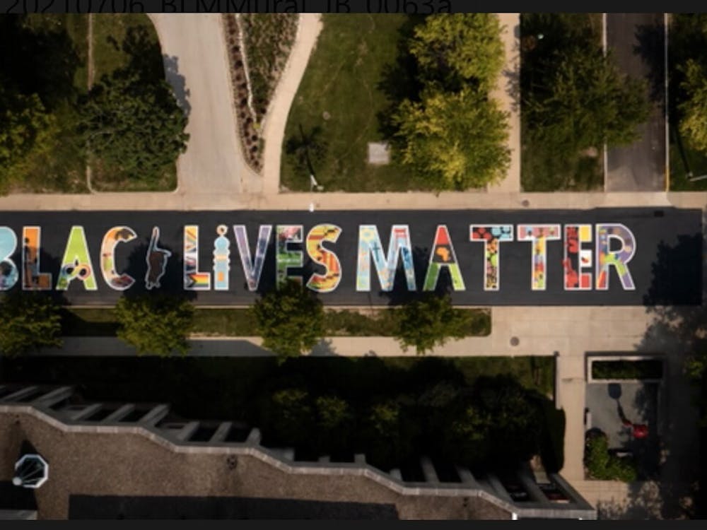 这是一幅由印第安纳大学学生创作的壁画，位于约旦大道。新壁画《黑人的命也是命》(Black Lives Matter)中的每一封信都与每个人有关，蒂拉·豪莱特(Tiera Howleit)说。