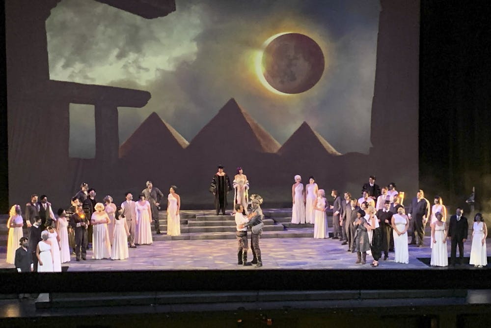 歌剧演员表演莫扎特'；s"；“魔笛”；2021年9月15日，在音乐艺术中心的舞台上排练。