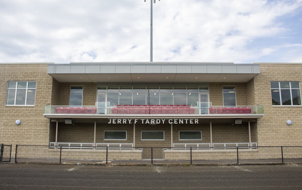 周一，国际田联(IU Athletics)在比尔·阿姆斯特朗体育场(Bill Armstrong Stadium)为男女足球队揭幕了价值700万美元的杰瑞·f·塔迪中心(Jerry F. Tardy Center)。该设施取代了Little 500赛道的背靠背部分看台