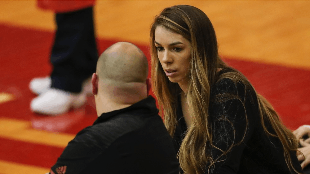 Krista Vansant talks to IU Head Coach Steve Aird. In Vansant’s first season coaching IU, the team went 7-13 in conference play.