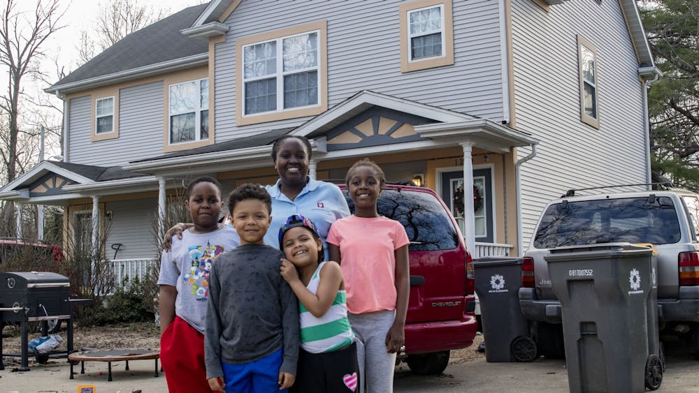 3月30日，在布鲁明顿，印第安纳州卫生注册专家伊丽莎·凯里和她的孩子们站在她家门前。由于冠状病毒大流行，凯里决定在家教育她的孩子。