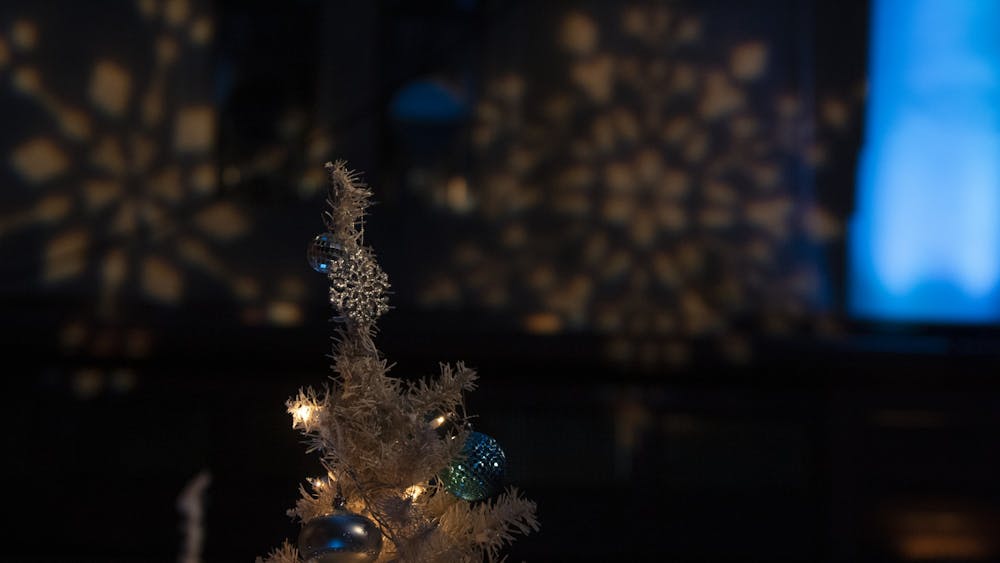 12月13日，在印第安纳州纪念联盟校友大厅的圣诞舞会上，一棵装饰过的圣诞树被展示出来。这场以哈利波特为主题的舞蹈充满了无数的表演和活动。