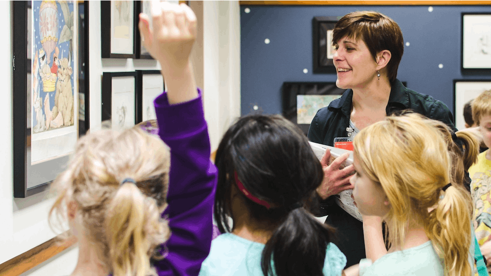 门罗县公共图书馆的儿童战略家丽莎·钱佩利(Lisa Champelli)在2016年带领一群二年级学生参观了图书馆的莫里斯·森达克展览。Champelli说，图书馆的在线暑期阅读项目将能够设置阅读游戏和阅读分分钟系统。