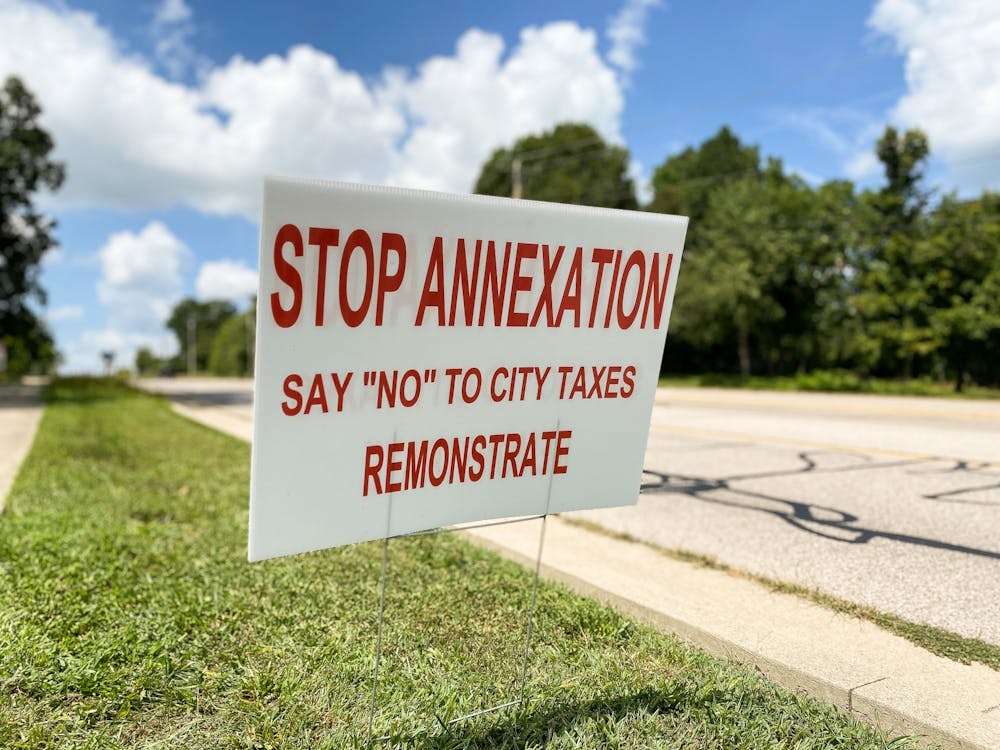 < p >“停止Annexation"标志出现在8月23日的Vernal Pike。布卢明顿市议会一直在讨论合并城市外围地区的问题
