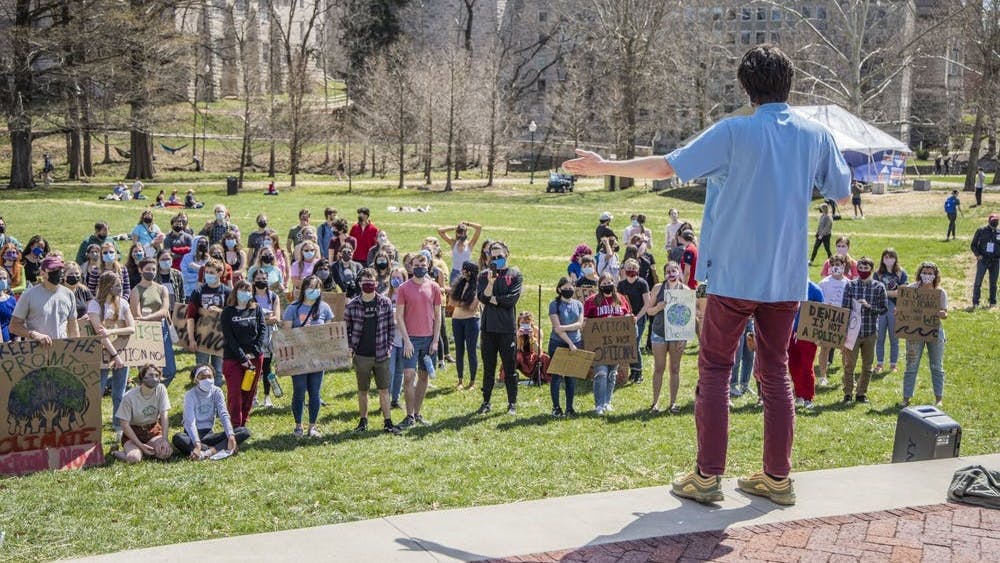 学生的创始人史蒂文·里格（Steven Rigg）为一个新的绿色世界的创始人，在2020年3月24日在Dunn草地上致辞在2020年3月24日在Bloomington的碳中立抗议吸引力。布卢明顿市周三向布卢明顿市议会提出了气候行动计划。