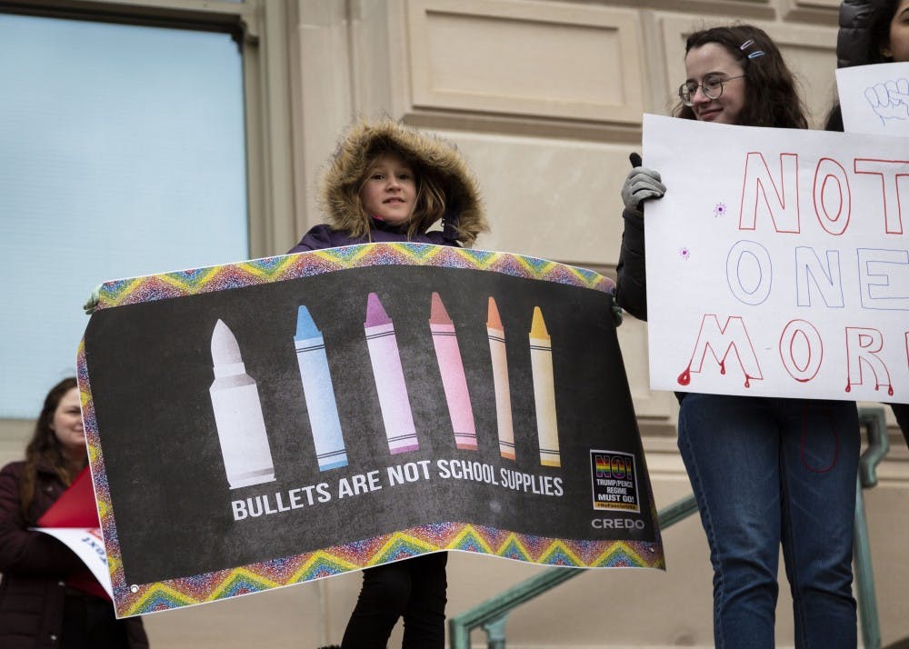 3月2日，在印第安纳波利斯举行的“为我们的生活游行”集会上，一名与会者在印第安纳州议会大厦的台阶上签名。集会上的学生演讲者谈到了全国各地学校的枪支暴力；