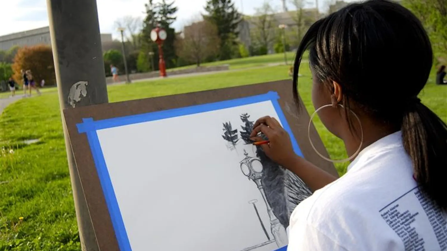 Sophomore Ciara Casey sketches at the Arboretum for her studio art class Monday afternoon. During dead week, students enjoy the outdoors to relieve stress before finals.