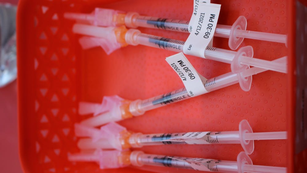 2021年4月12日，在西蒙·斯科杰特大会堂疫苗诊所，COVID-19疫苗出现在托盘中。门罗县卫生官员佩妮·考迪尔在周五的新闻发布会上表示，一个新的COVID-19 PCR检测站点将于周二在500 N. Profile Parkway开放。