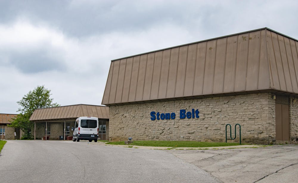 Bloomington的两个石带弧形建筑位置之一。非营利石材腰带组织支持残疾人。