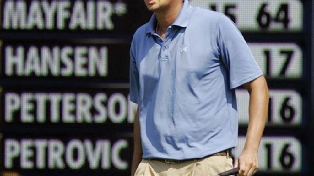 2007年8月18日，星期六，在北卡罗来纳州格林斯伯勒举行的PGA巡回赛温德姆锦标赛高尔夫锦标赛第三轮中，杰夫·奥弗顿在第16果岭的推杆比赛中登上领头羊的宝座。奥弗顿在锦标赛中领先，当天以低于标准杆198杆18杆的成绩结束比赛。（美联社照片/格里·布鲁姆）