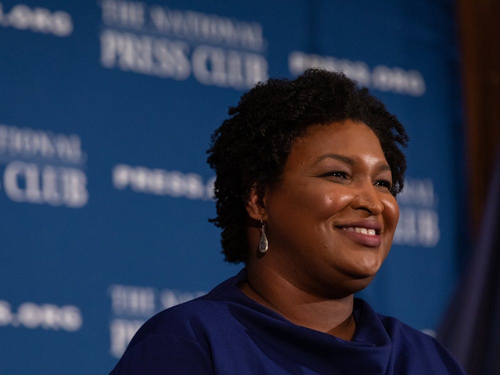 2019年11月15日，前佐治亚州众议院民主党领袖Stacey Abrams在华盛顿特区举行的全国新闻俱乐部头条人物午餐会上向与会者发表讲话。