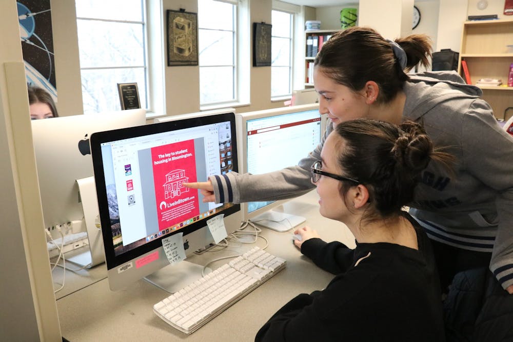 印第安纳学生日报设计师Lauren Koultourides和Cassia Chryssovergis证明LiveInBtown广告。上周，IDS创意团队在“高校媒体商业与广告经理”年度大赛中获得三项大奖。