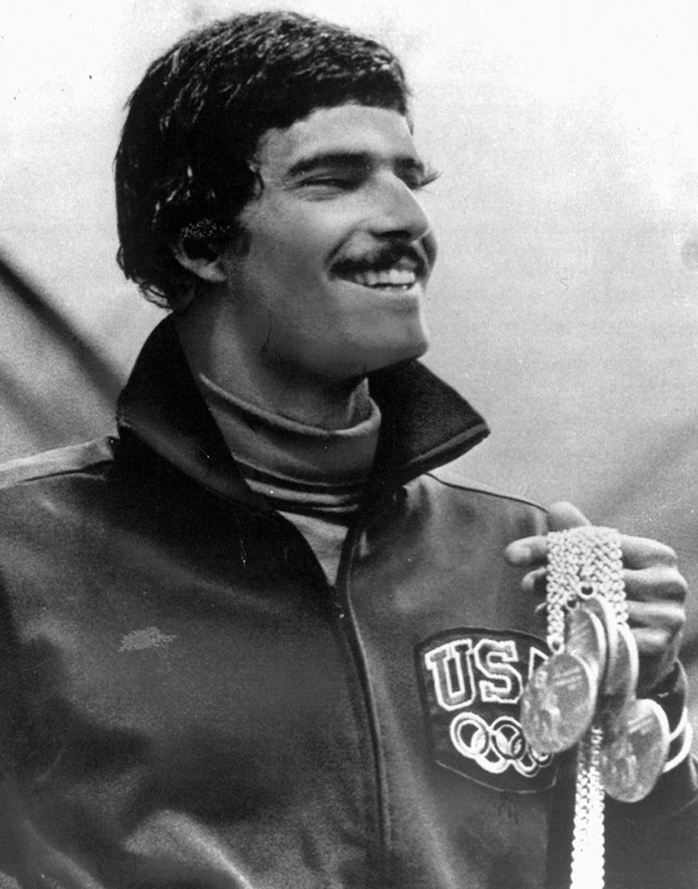 在1972年8月31日的德国慕尼黑奥运会上，美国游泳运动员马克·施皮茨获得了他在奥运会上获得的7枚金牌中的5枚。在2008年7月2日星期三接受美联社采访时，这位1972年慕尼黑奥运会的明星毫不怀疑地表示，他认为36岁的自己在奥运会上的记录只会再持续一个月左右。迈克尔·菲尔普斯将在北京奥运会上试图打破施皮茨七枚金牌的纪录。(美联社照片/池,文件)
