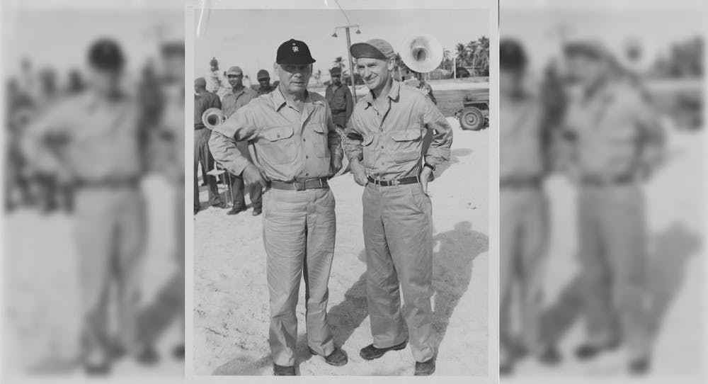 1945年，厄尼·派尔和海军上将奥利弗·o·凯辛站在一起。派尔在印第安纳大学学习经济学，后来退学去印第安纳波利斯从事新闻工作。