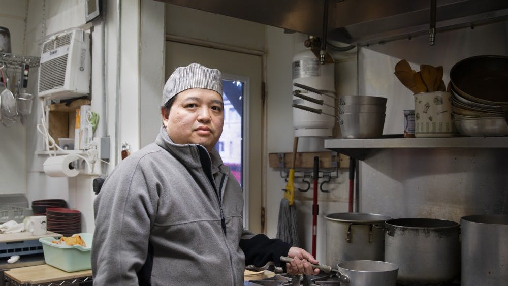 48岁的艾伦·昂(Allen Aung)是第四街缅甸花园(Burma Garden)唯一的厨师。昂山十几岁时和家人从缅甸移民到纽约。